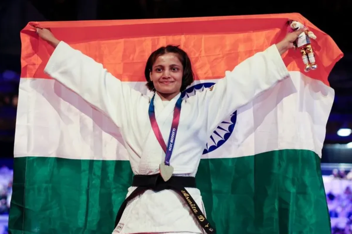 Asmita Dey holds the Indian flag after winning judo gold at Commonwealth Games 2026