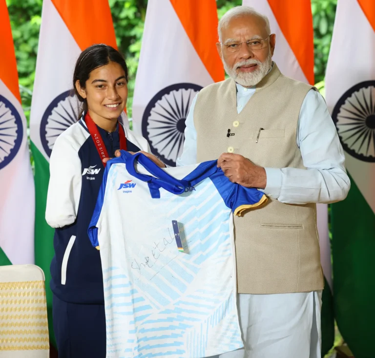 Para archer Sheetal Devi with Prime Minister Narendra Modi in 2024