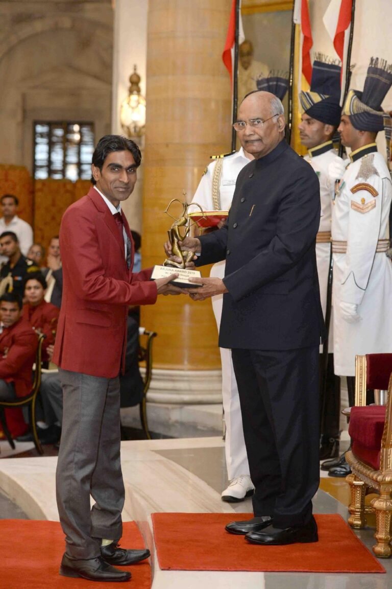 Pramod Bhagat receiving the Arjuna Award from President Ram Nath Kovind at Rashtrapati Bhavan in 2019